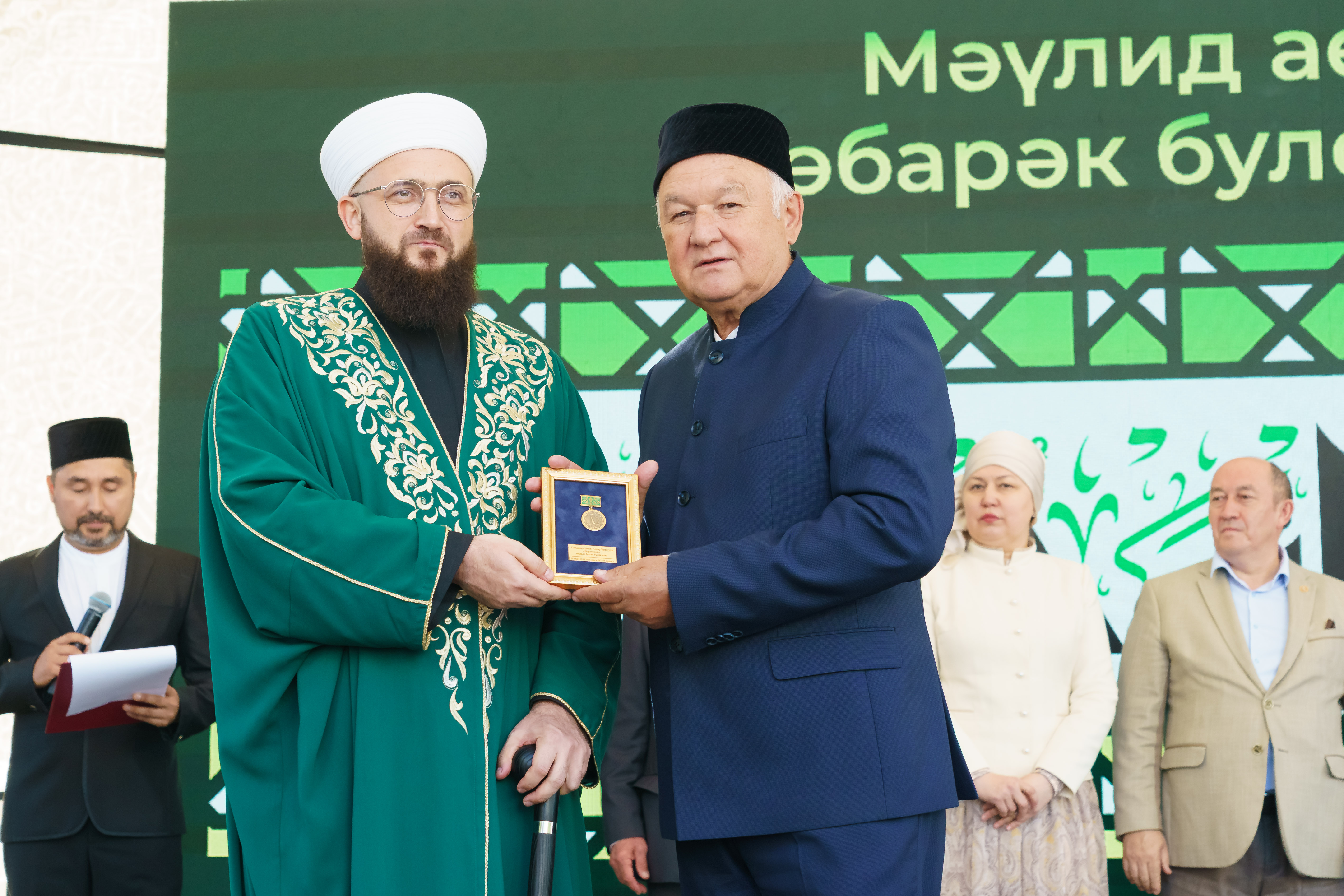 Камил хәзрәт Сәмигуллин Татарстанда ислам үсешенә өлеш керткән шәхесләрне бүләкләде.